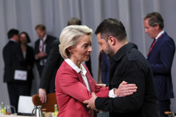 A presidente da Comissão Europeia, Ursula von der Leyen, conversa com o presidente da Ucrânia, Volodymyr Zelenskyy, durante a cúpula da Comunidade Política Europeia, em Copenhague, Dinamarca