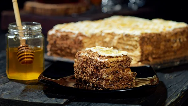 Faça um bolo de mel com cobertura cremosa de chocolate