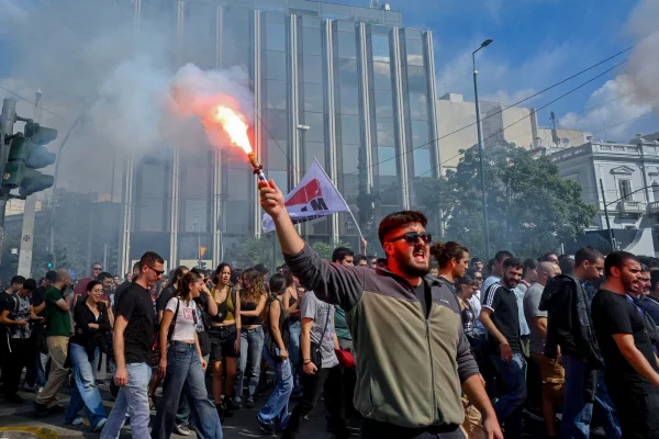 Protesto em Atenas, na Grécia, contra projeto do governo que amplia jornada de trabalho para até 13 horas diárias