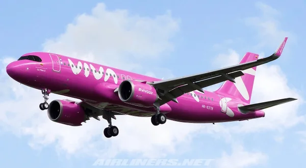 foto colorida de avião rosa