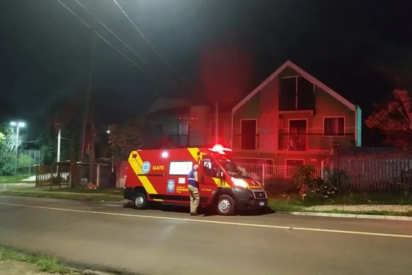 Imagem colorida mostra carro dos bombeiros em frente à casa onde marido tomou o celular da mulher, a agrediu e fugiu no Paraná - Metrópoles