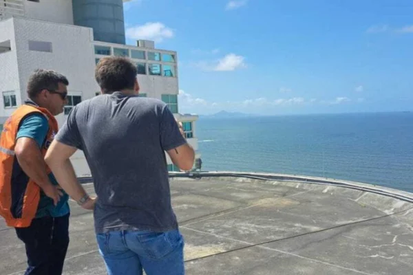 Dois homens olhando o mar