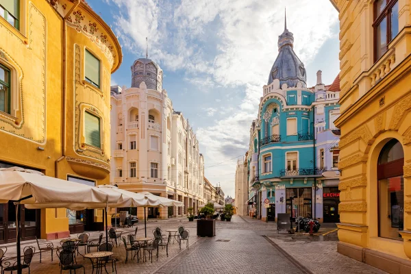 Foto colorida de edificações na Romênia - Metrópoles