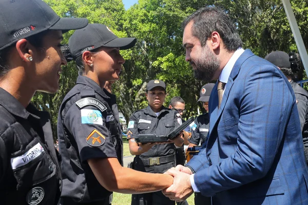 Claudio Castro e policias militares