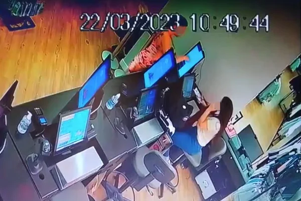 Vídeo. Mulher mostra faca, rouba loja e é presa em shopping do DF