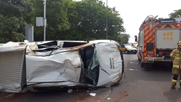 Caminhonete da Vigilância Sanitária capota no Eixão Sul