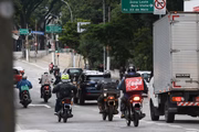 Motos passam pela Rua da Consolação, em São Paulo