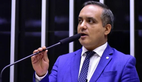 Imagem colorida do deputado Marcelo de Lima Fernandes, um homem branco, com sinais de calvície, cabelos grisalhos, vestindo um terno azul, camisa branca e gravata azul tse - Metrópoles