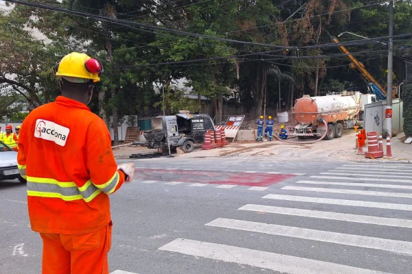 imagem colorida mostra funcionário de costas com uniforme escrito acciona - metrópoles