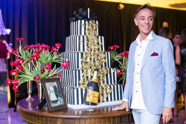 Cerimonialista Marcelo Pimenta ganha festa de aniversário surpresa