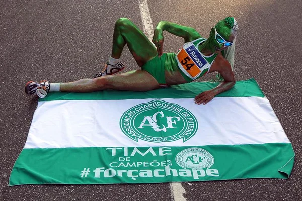 Corredores fazem homenagem à Chapecoense na São Silvestre
