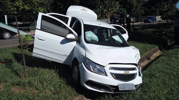 Adolescentes batem carro furtado em poste e acabam detidos no Lago Sul