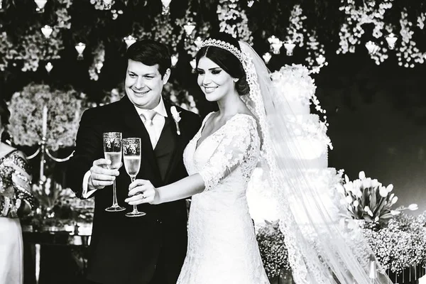 Juliana de Alcântara e Renato Maurer casam-se na Catedral