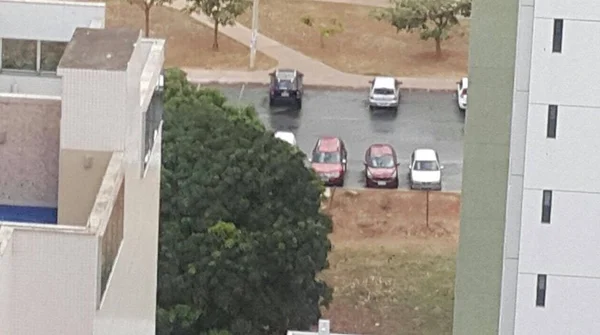 Calorão dá trégua e chuva causa transtornos em pontos do DF