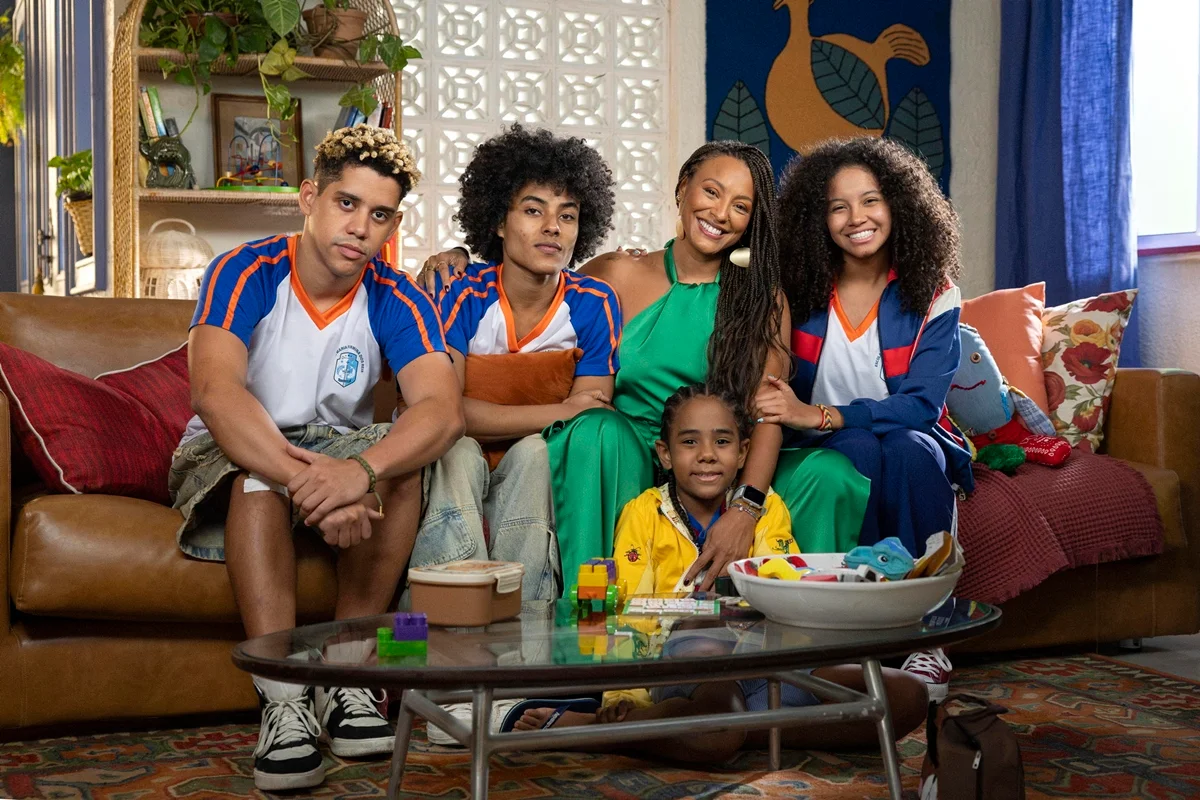 Da esquerda para direita: Peixe (Cauê Campos), Ítalo (Fabrício Assis), Bela (Sheron Menezzes), Samuca (Kadu Spinola) e Glorinha (Laura Luz) na novela Por Você Da esquerda para direita: Peixe (Cauê Campos), Ítalo (Fabrício Assis), Bela (Sheron Menezzes), Samuca (Kadu Spinola) e Glorinha (Laura Luz) na novela Por Você