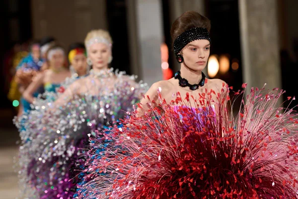 Na imagem com cor, foto do desfile da alta-costura Germanier x Gustavo Silvestre - metrópoles