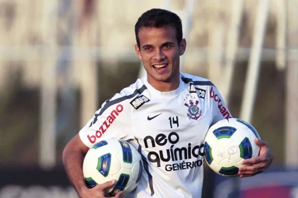 Brasiliense anuncia contratação do meia Morais, ex-Corinthians
