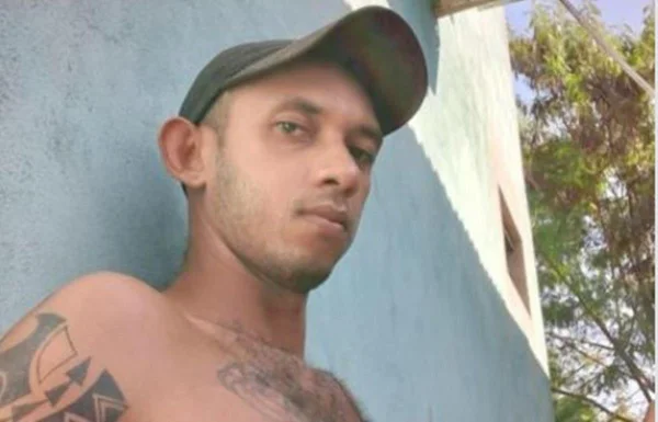 Pai espanca filho por não fazer almoço e morre ao apontar arma para PM