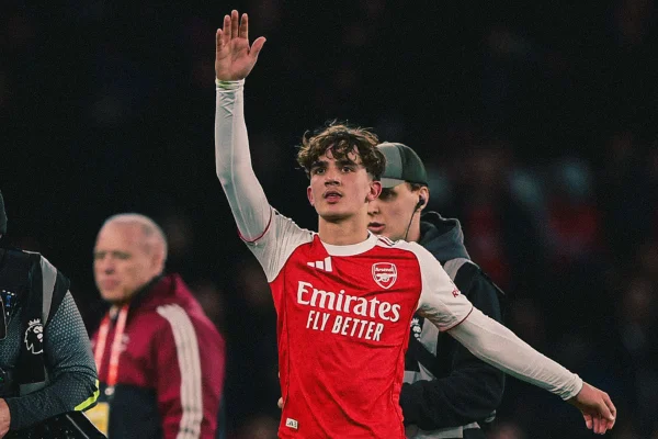 Atleta do Arsenal se torna mais jovem a fazer um gol na Premier League