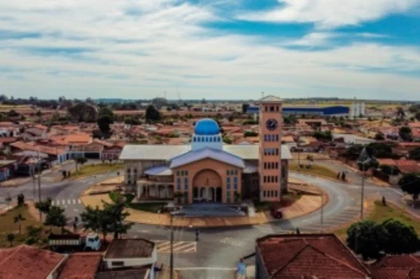 foto colorida e aérea com vista da Minibasílica Nossa Senhora Aparecida, em Barretos - Metrópoles