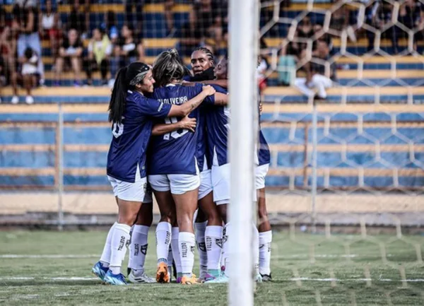 Imagem colorida das jogadoras do Real Brasília - Metrópoles