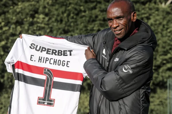 Maior maratonista da história, Eliud Kipchoge visita CT do São Paulo