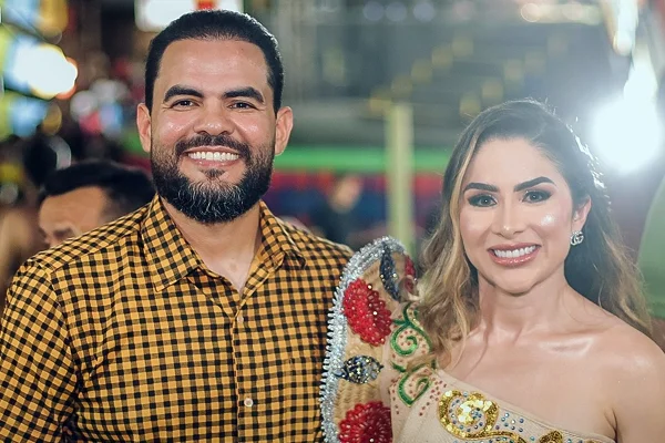 Prefeito de Turilândia ao lado da esposa - Metrópoles