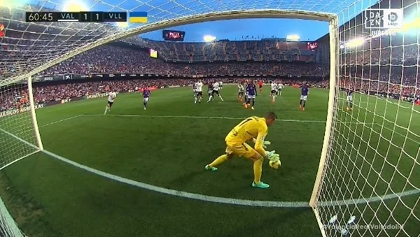 Goleiro do time de Ronaldo na Espanha comete falha bizarra; veja