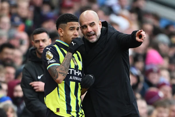 Imagem colorida de Savinho e Pep Guardiola - Metrópoles