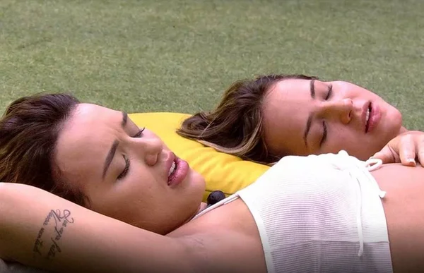 Rafa Kalimann e Gabi Martins conversam sobre paredão no BBB20