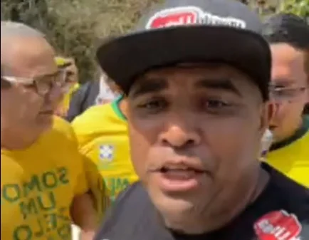 Fernando Lisboa no trio elétrico em que Bolsonaro discursou