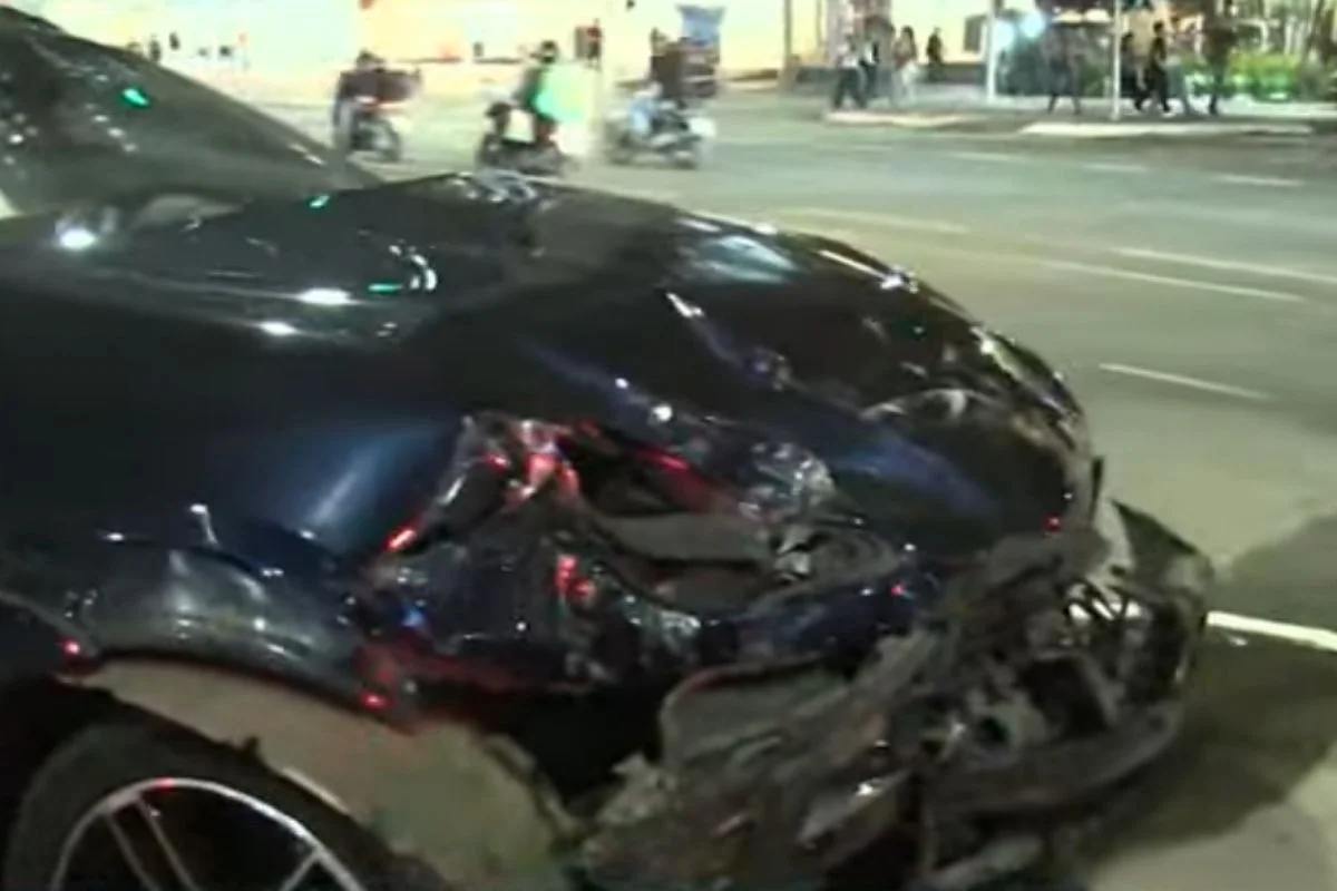 Viatura da PM e Porsche colidem na Avenida Brigadeiro Faria Lima, em São Paulo Viatura da PM e Porsche colidem na Avenida Brigadeiro Faria Lima, em São Paulo