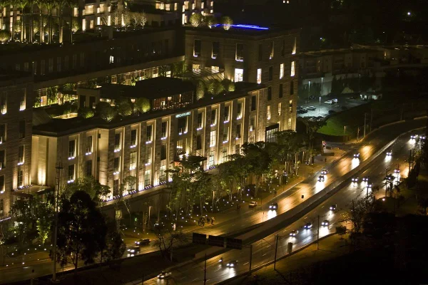Imagem aérea colorida da fachada em estilo clássico/contemporâneo do shopping Cidade Jardim à noite- Metrópoles