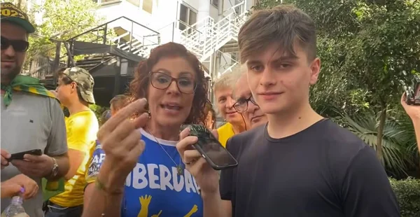 Carla Zambelli e estudante Victor Carazzatto
