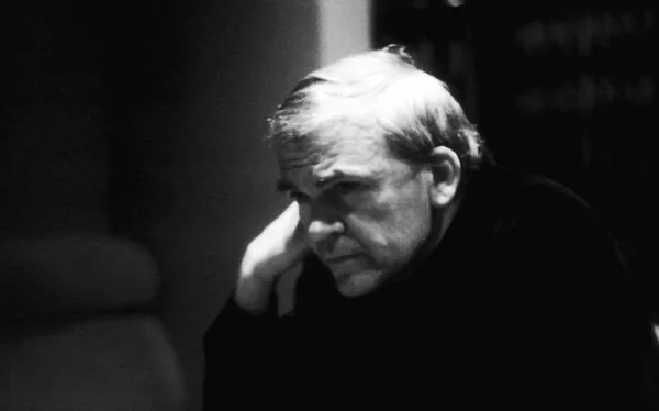 imagem em preto e branco de Milan Kundera
