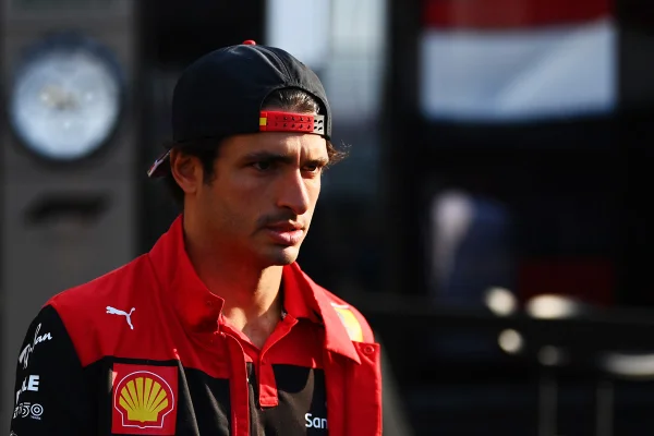 Em 8º na Holanda, Sainz se irrita com erros da Ferrari: “Bagunça”