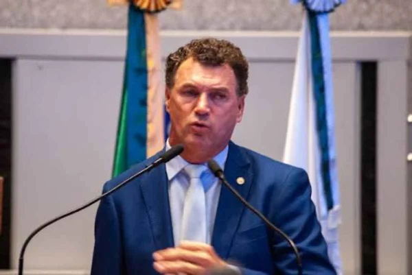 Servidora aborda mulher atendida por secretaria para pedir votos a deputado