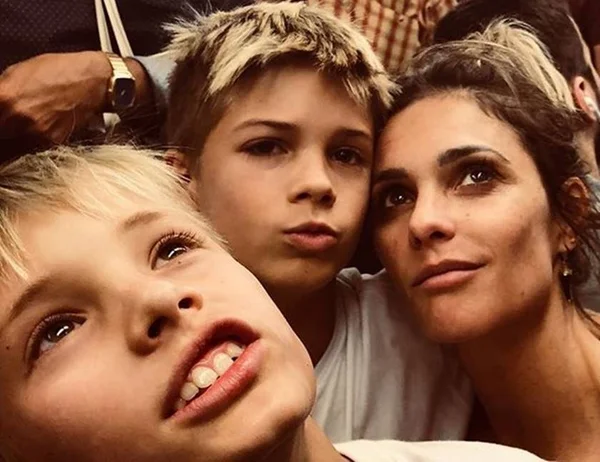Fernanda Lima aparece com os filhos gêmeos e fãs comentam semelhanças