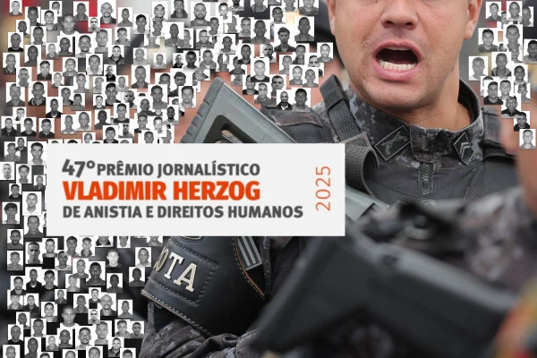 Imagem mostra em primeiro plano um homem branco vestido com a farda da polícia militar em frente a fotos de vítimas