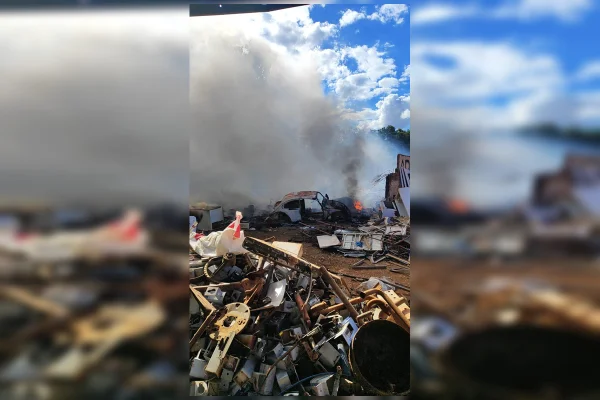 Incêndio de grandes proporções atinge fábrica de reciclagem no Entorno