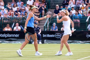 Ao lado de Laura Siegemund, a brasileira venceu mais uma vez o torneio.