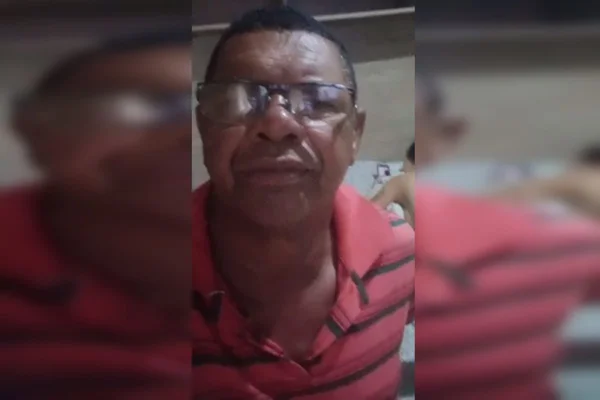 homem negro de óculos