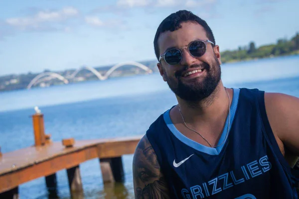 Foto colorida de Jorge Farias de óculos sorrindo - Metrópóles