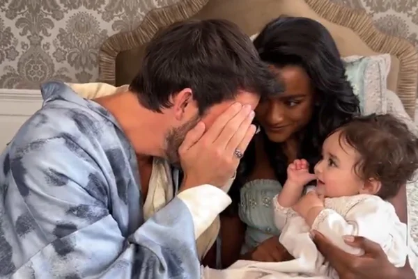Jonathan Bailey, Simone Ashley e bebê nos bastidores da série Bridgerton - Metrópoles