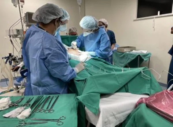Hospital Estadual da Criança realiza parto raro de bebê gerado fora do útero da mãe