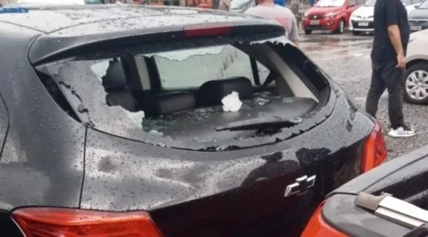 vidro de carro quebrado