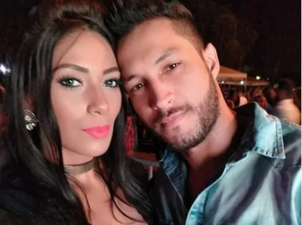 Uma mulher e um homem posando para a foto