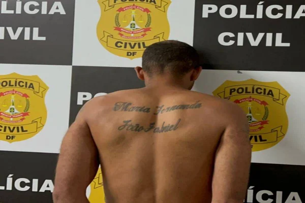Foto colorida de um assassino condenado por estuprar uma jovem