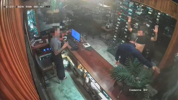 Foto colorida retirada de câmera de segurança de um retaurante onde um dos crimes da "gangue do rolex" ocorreu - Metrópoles