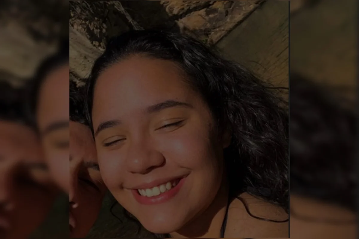 A jovem estava no carro com o noivo no momento do acidente A jovem estava no carro com o noivo no momento do acidente